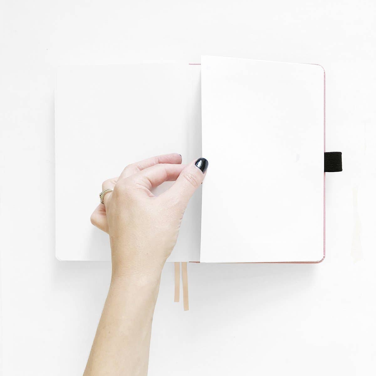 Knight's Sword Notebook: IN STOCK / Dot Grid / B5: 160 Pages