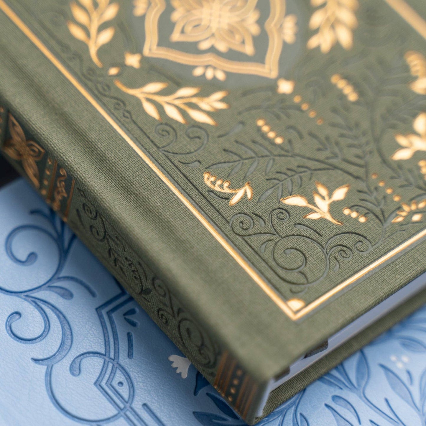 Storybook In Vintage Olive Dot Grid Notebook: Dot Grid / A5: 192 Pages