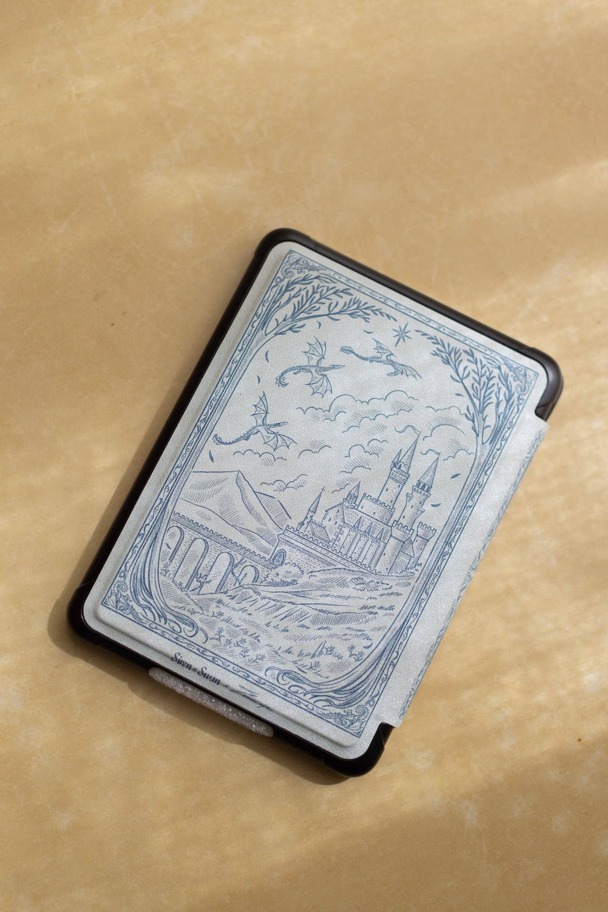 The Dragon Rider's Handbook Kindle Case - Siren & Swan X Emiscape: 12th Generation Kindle Paperwhite/Colorsoft (2024 -2026 7inch)