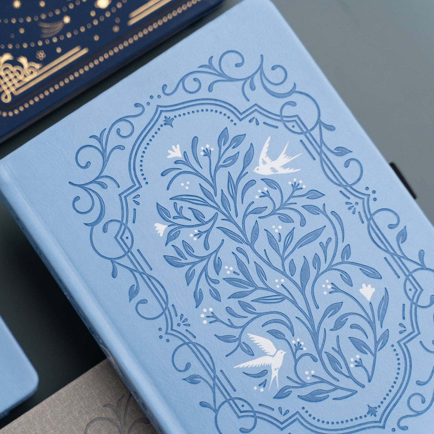 Songbird In Blue Dot Grid Notebook: Dot Grid / B5: 160 Pages